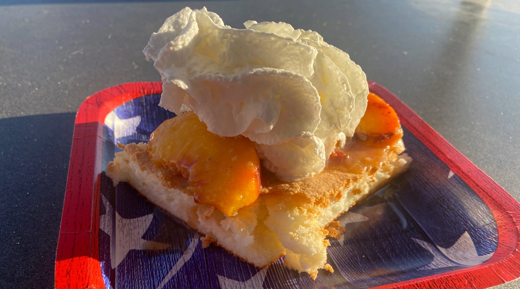 Sponge cake with peaches and whip cream